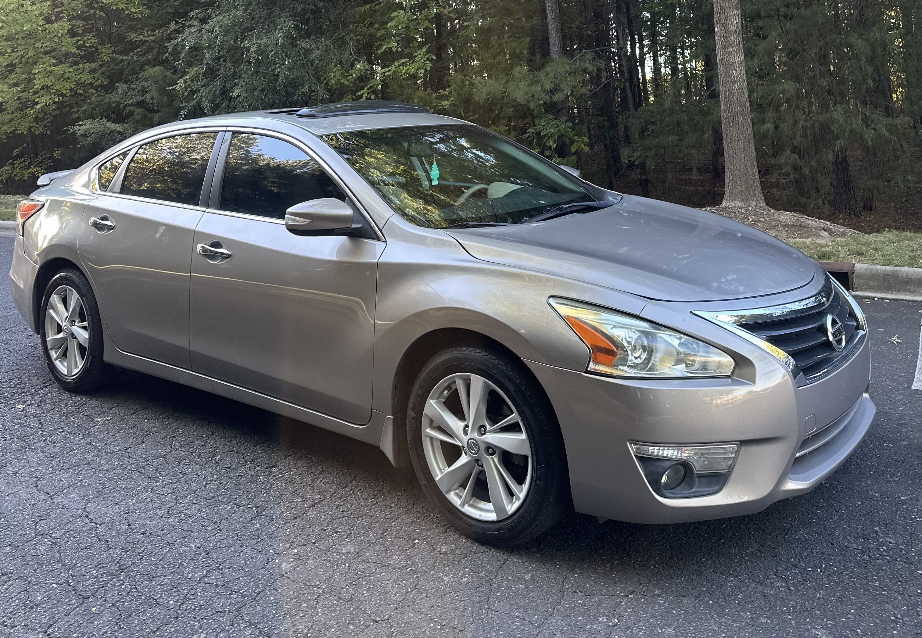 Used 2015 Nissan Altima SV FWD image 1