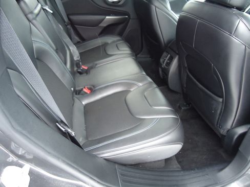 Used 2019 Jeep Cherokee Latitude Plus image 10