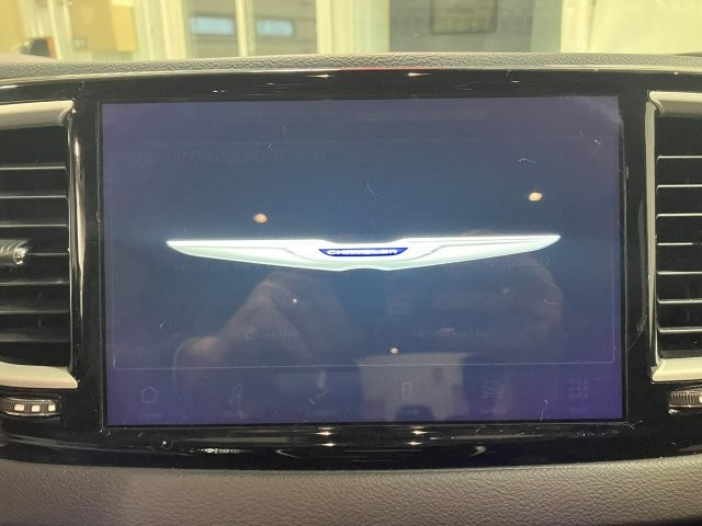 Used 2023 Chrysler Pacifica Touring-L FWD image 11