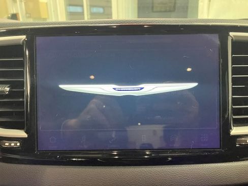 Used 2023 Chrysler Pacifica Touring-L image 11
