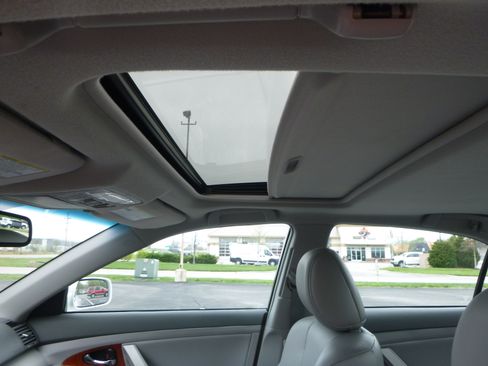 Used 2011 Toyota Camry XLE image 15