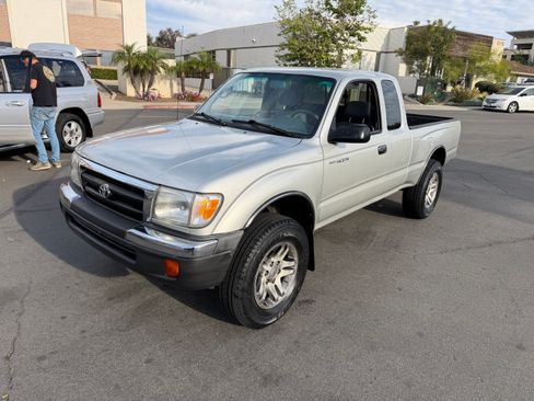 Used 2000 Toyota Tacoma PreRunner image 3