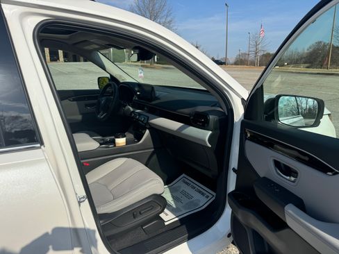 Used 2025 Honda Pilot Touring image 15