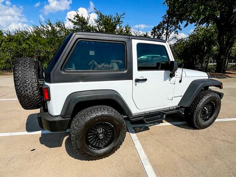 Used 2018 Jeep Wrangler Arctic image 5