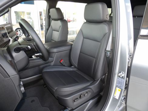 Used 2025 Chevrolet Suburban Z71 image 19