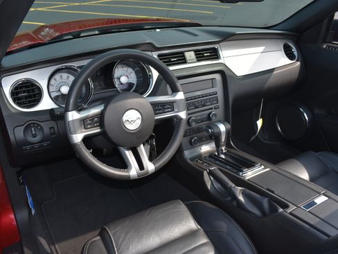 Used 2010 Ford Mustang Convertible RWD image 35