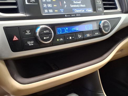 Used 2018 Toyota Highlander AWD/4WD image 17