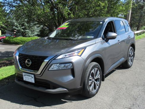 Used 2021 Nissan Rogue SV image 2