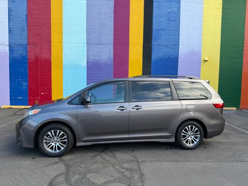 Used 2019 Toyota Sienna XLE Premium FWD image 1