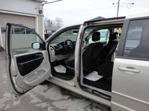 Used 2013 Dodge Grand Caravan image 7