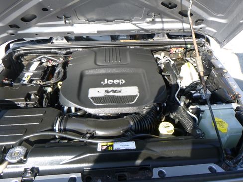 Used 2015 Jeep Wrangler 4WD Unlimited Sport image 22