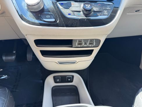 Used 2021 Chrysler Pacifica Touring-L FWD image 11
