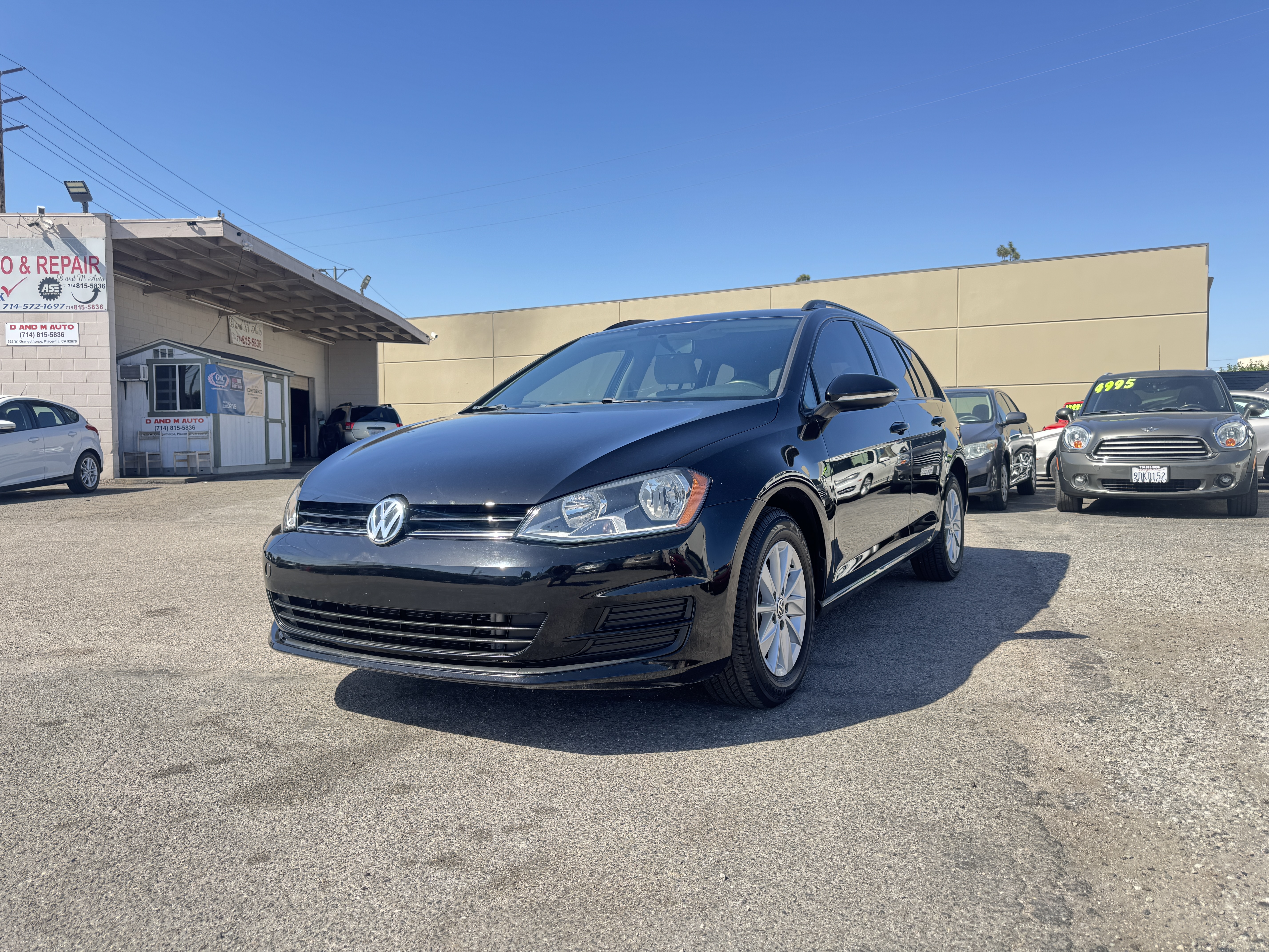 Used 2017 Volkswagen Golf SportWagen FWD image 2