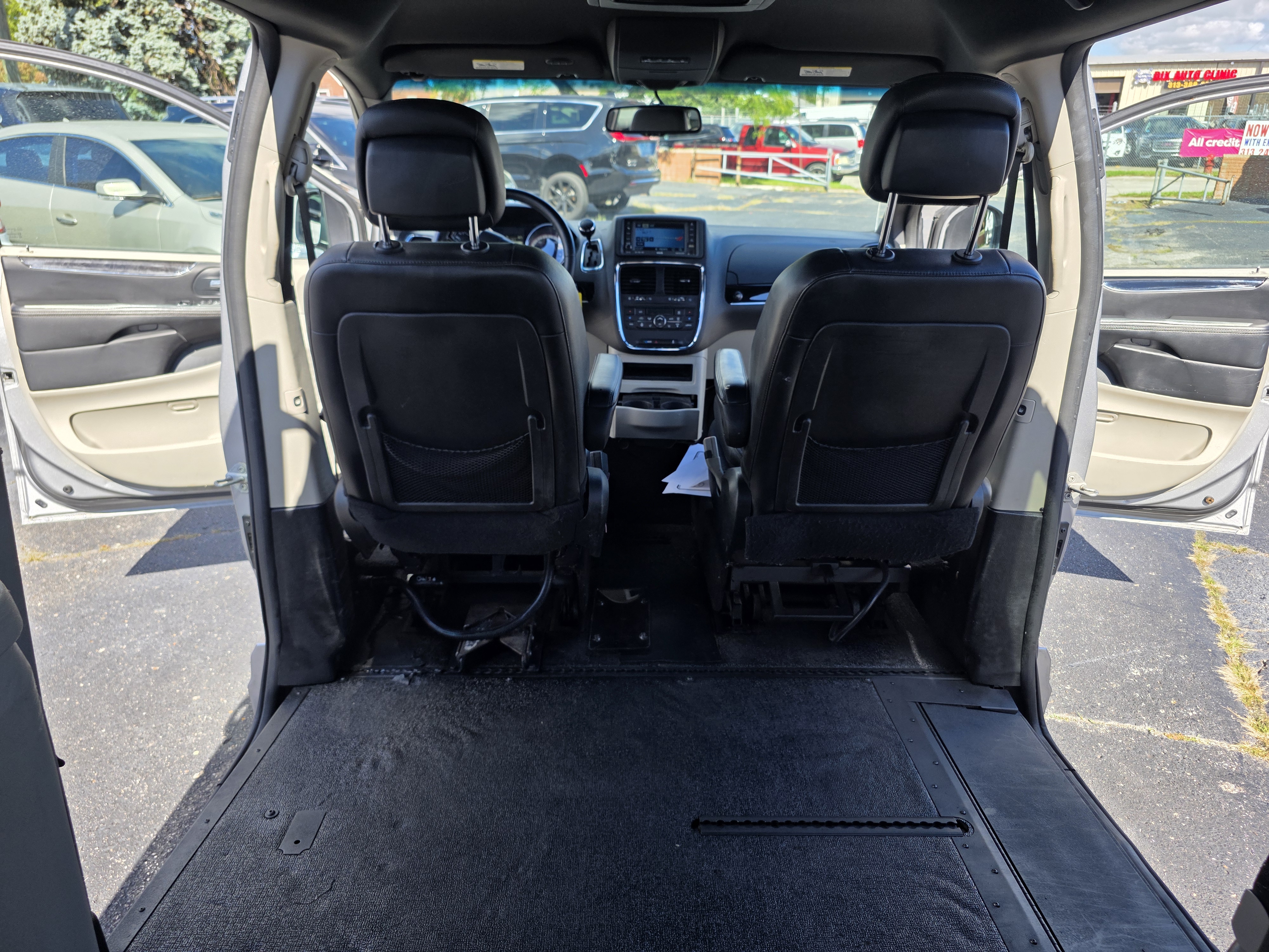 Used 2017 Dodge Grand Caravan SXT FWD image 18