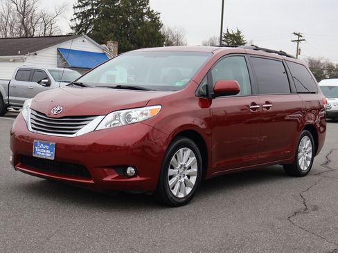 Used 2013 Toyota Sienna XLE image 4