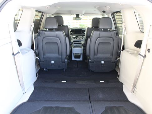 Used 2017 Chrysler Pacifica Touring-L image 23