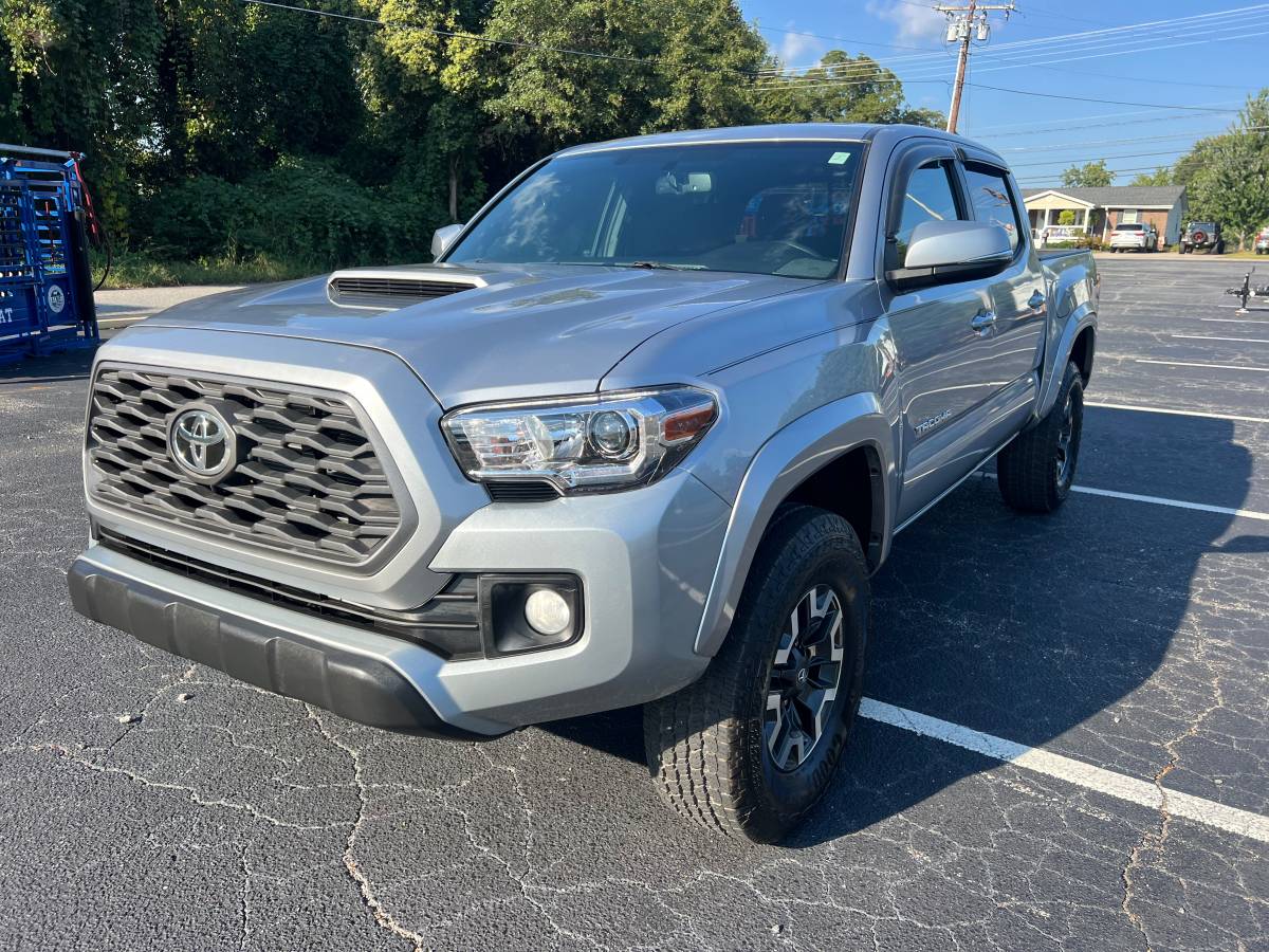 Used 2017 Toyota Tacoma TRD Sport Pickup 4D 5 ft AWD/4WD image 3