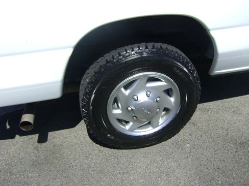 Used 2010 Ford E-350 and Econoline 350 Super Duty Wagon RWD image 17