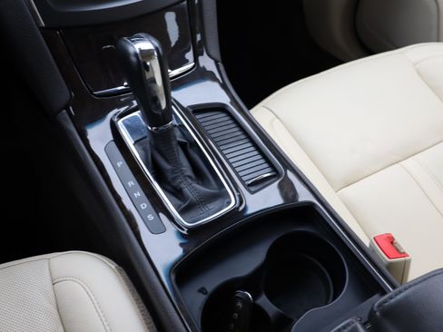 Used 2015 Lincoln MKS Elite image 30