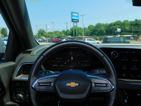 Used 2025 Chevrolet Tahoe 4WD LT image 2
