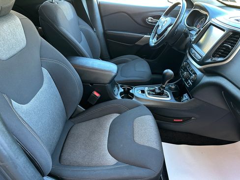 Used 2018 Jeep Cherokee Latitude image 12