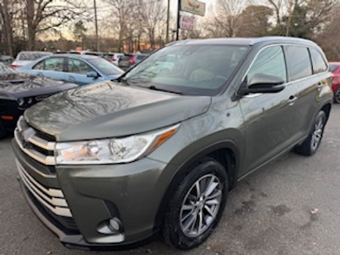 Used 2017 Toyota Highlander XLE image 1