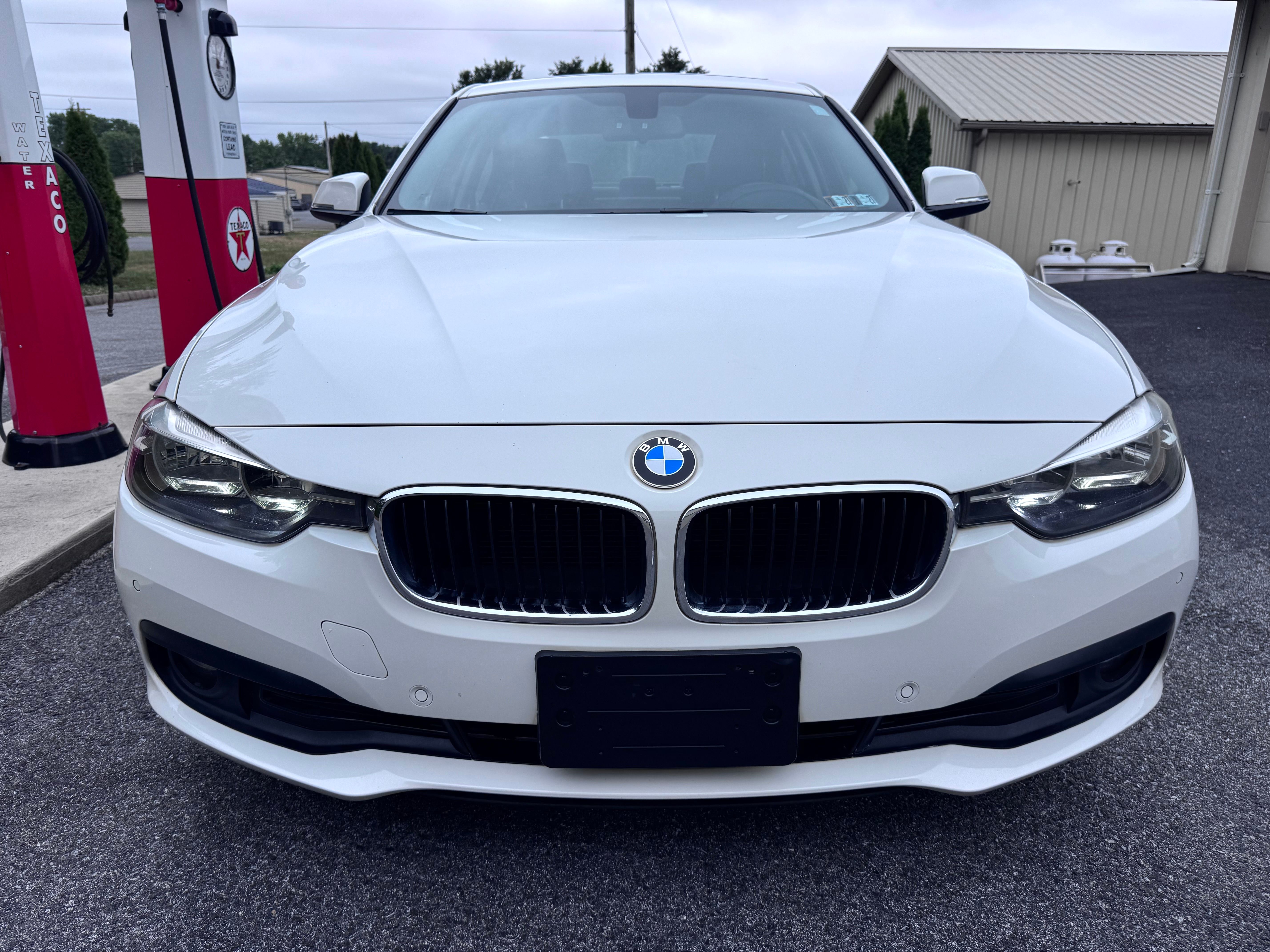Used 2017 BMW 320i Sedan RWD image 3