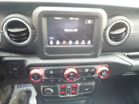 Used 2018 Jeep Wrangler Unlimited Sahara image 24