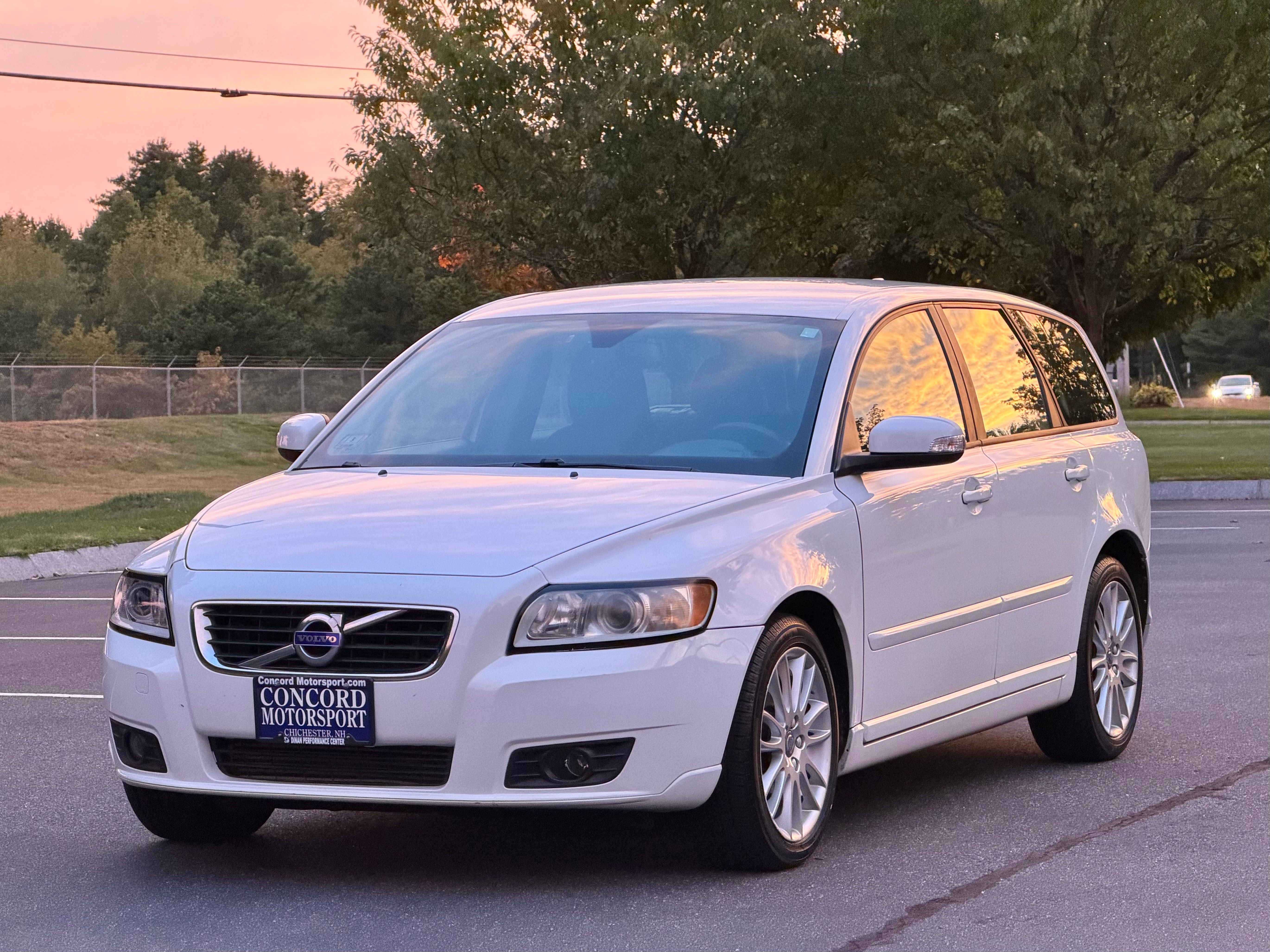 Used 2011 Volvo V50 T5 FWD image 1