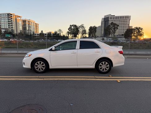 Used 2010 Toyota Corolla LE image 2