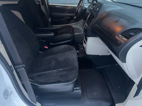 Used 2016 Dodge Grand Caravan SE image 8