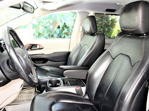 Used 2017 Chrysler Pacifica Touring-L image 13