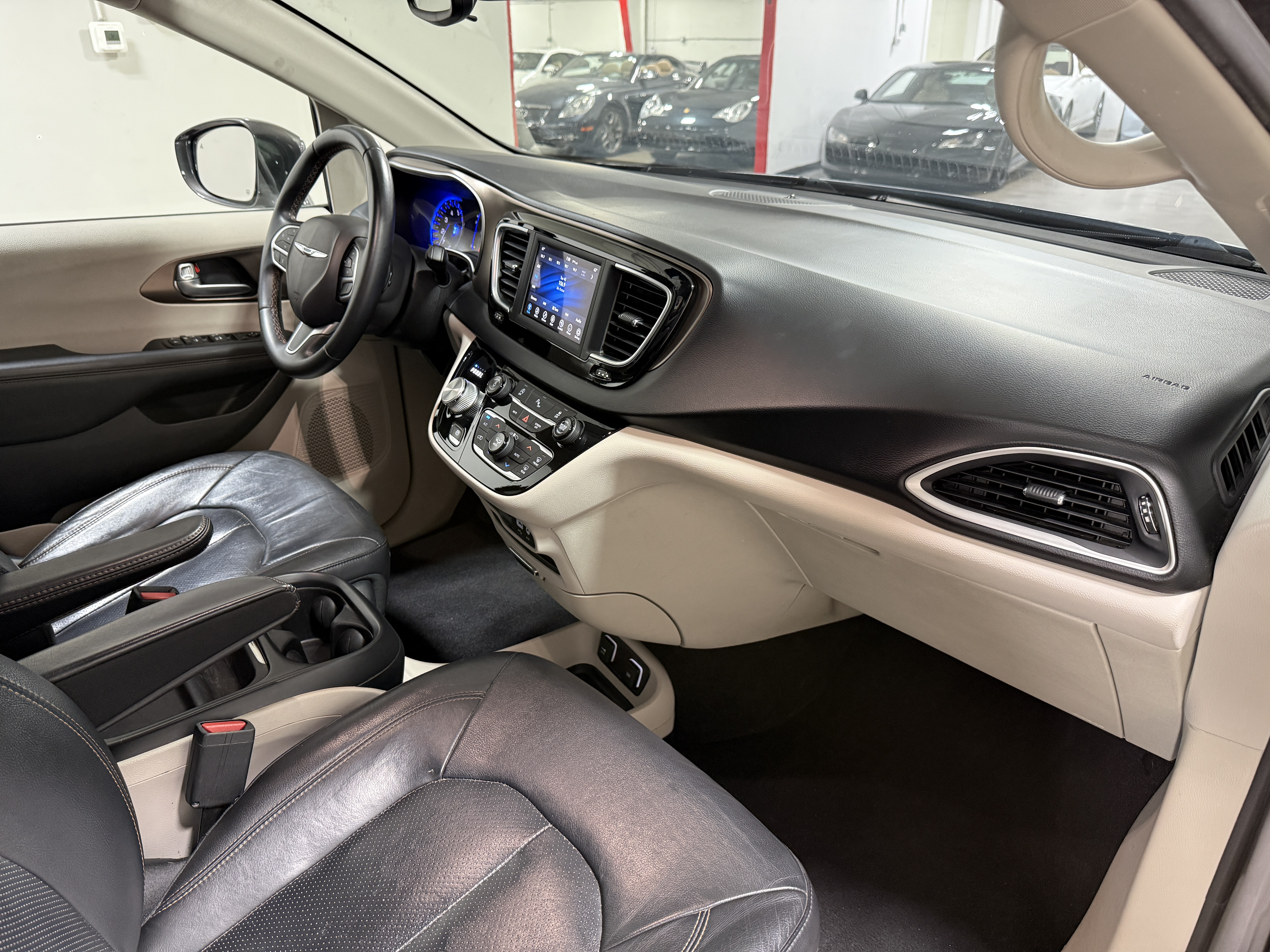 Used 2018 Chrysler Pacifica Touring-L FWD image 22