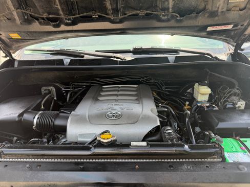 Used 2010 Toyota Tundra 4x4 CrewMax image 11