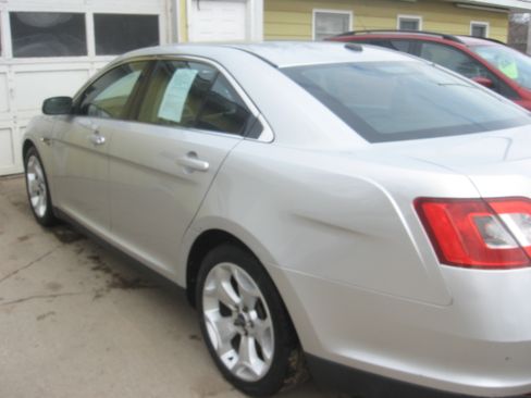 Used 2010 Ford Taurus SEL image 6