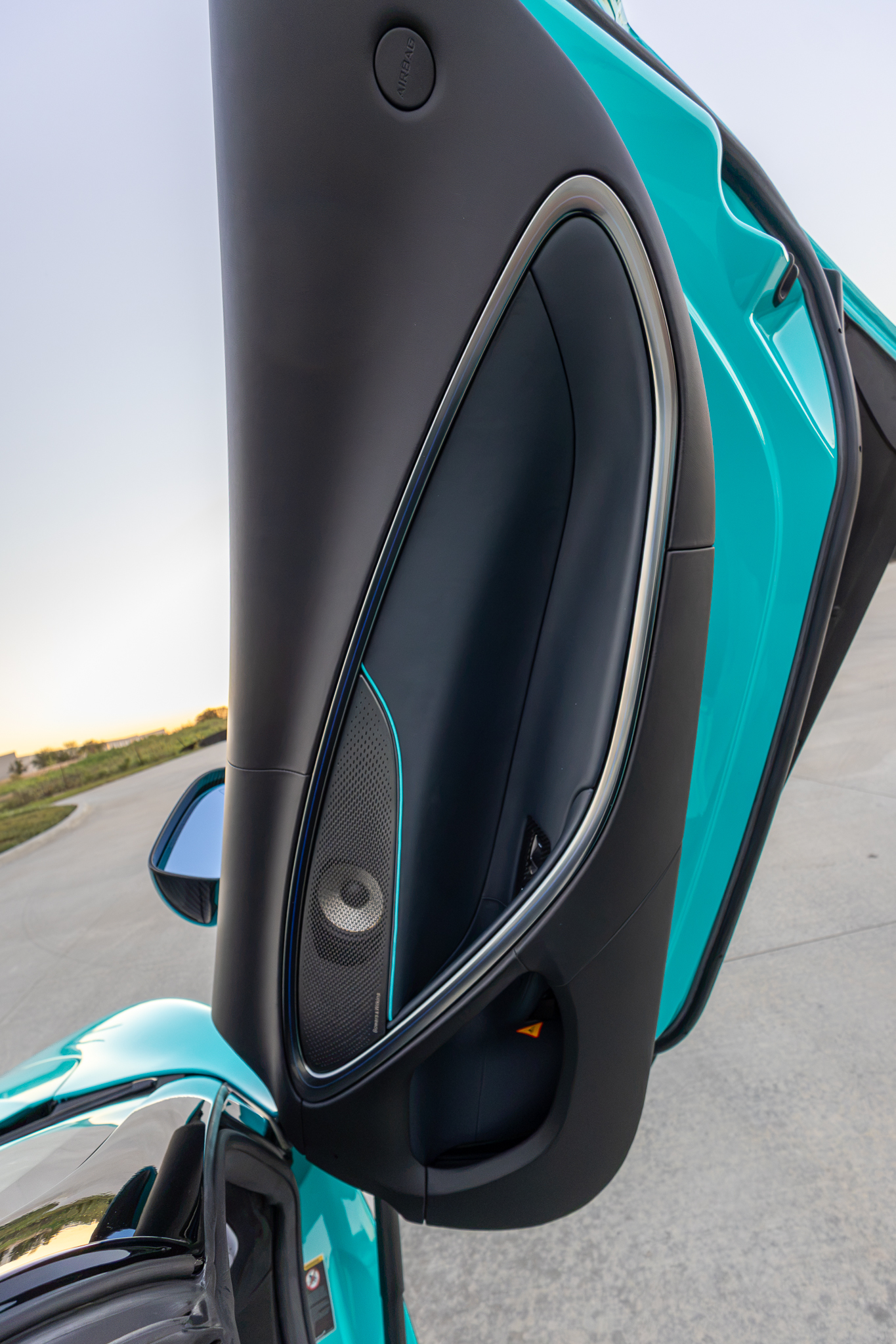Used 2025 McLaren Artura Spider RWD image 31