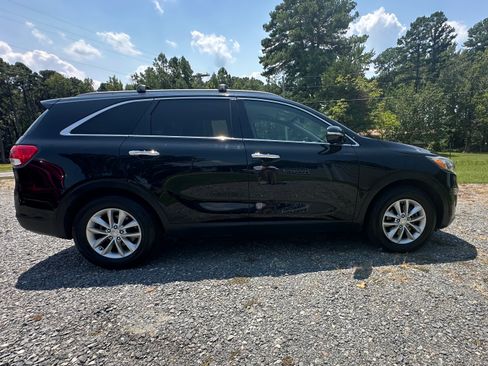 Used 2016 Kia Sorento LX image 3