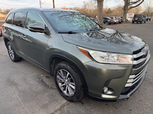 Used 2017 Toyota Highlander XLE image 5