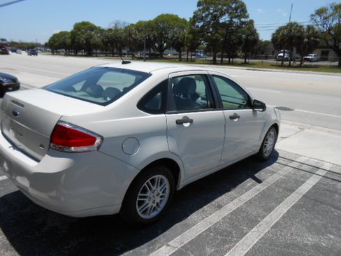 Used 2010 Ford Focus SE Sedan FWD image 2
