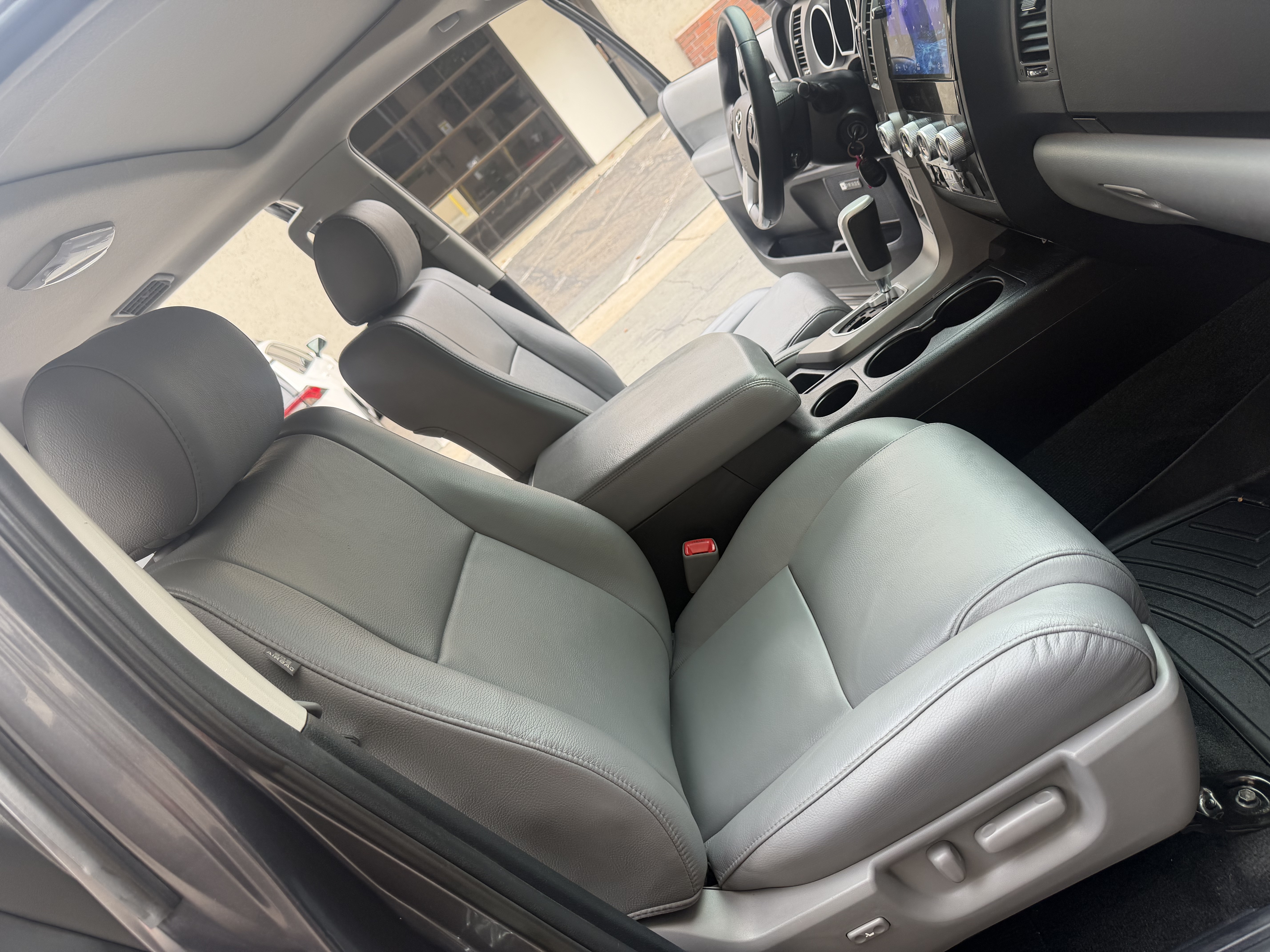 Used 2014 Toyota Sequoia 4WD Limited image 27