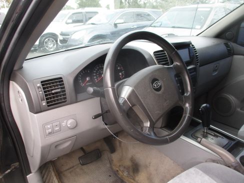 Used 2005 Kia Sorento LX image 10