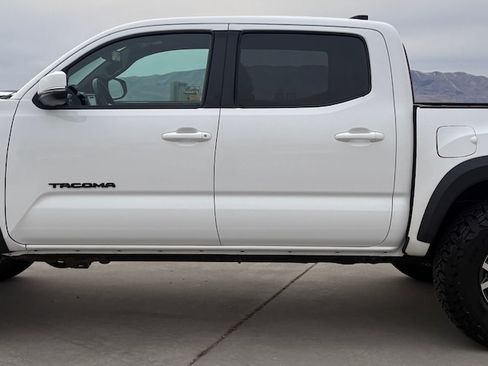 Used 2016 Toyota Tacoma TRD Off-Road image 4