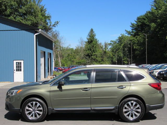 Used 2017 Subaru Outback 2.5i Touring AWD/4WD image 4