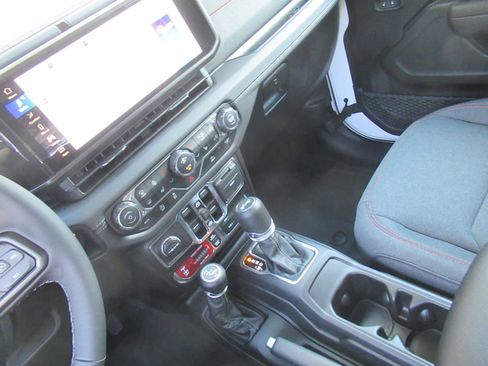 New 2025 Jeep Wrangler Unlimited Rubicon image 27