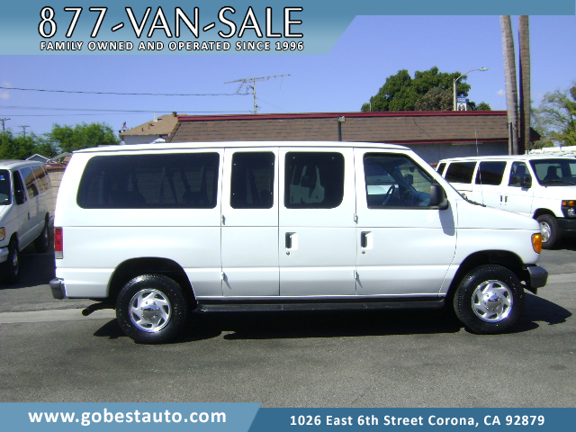 Used 2005 Ford E-350 and Econoline 350 Super Duty Wagon RWD image 1