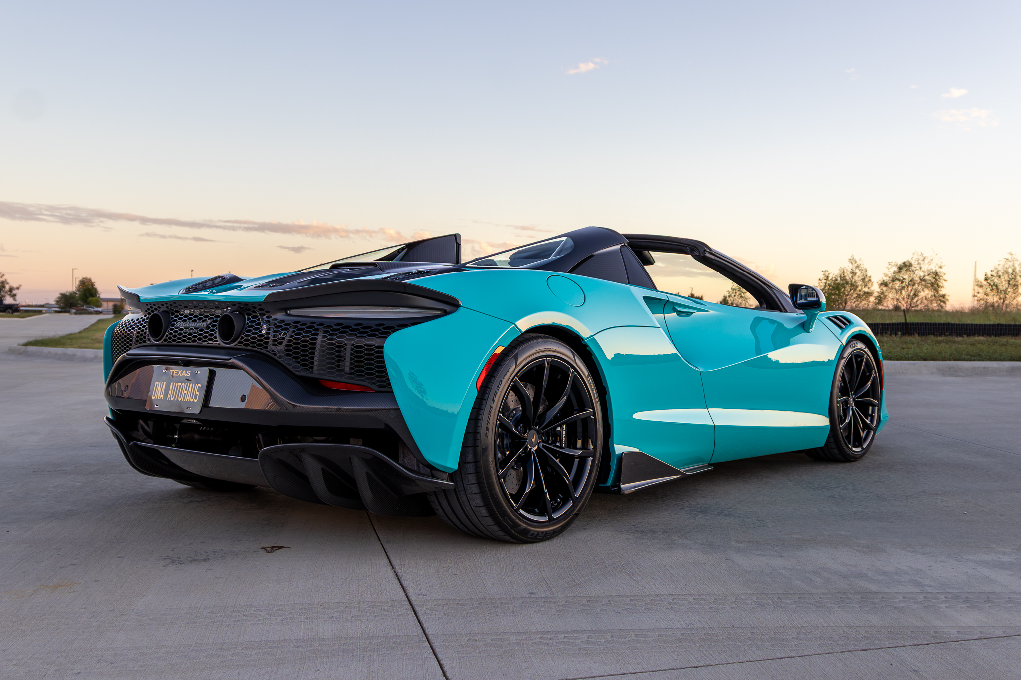 Used 2025 McLaren Artura Spider RWD image 5