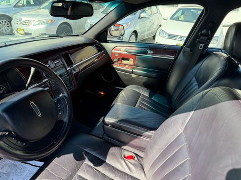 Used 2005 Lincoln Town Car Signature image 5