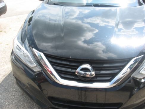 Used 2016 Nissan Altima Sedan w/ Premium Pkg FWD image 3
