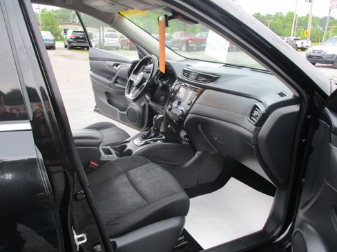 Used 2020 Nissan Rogue FWD SV 2.5L 4-Cyl SUV image 29