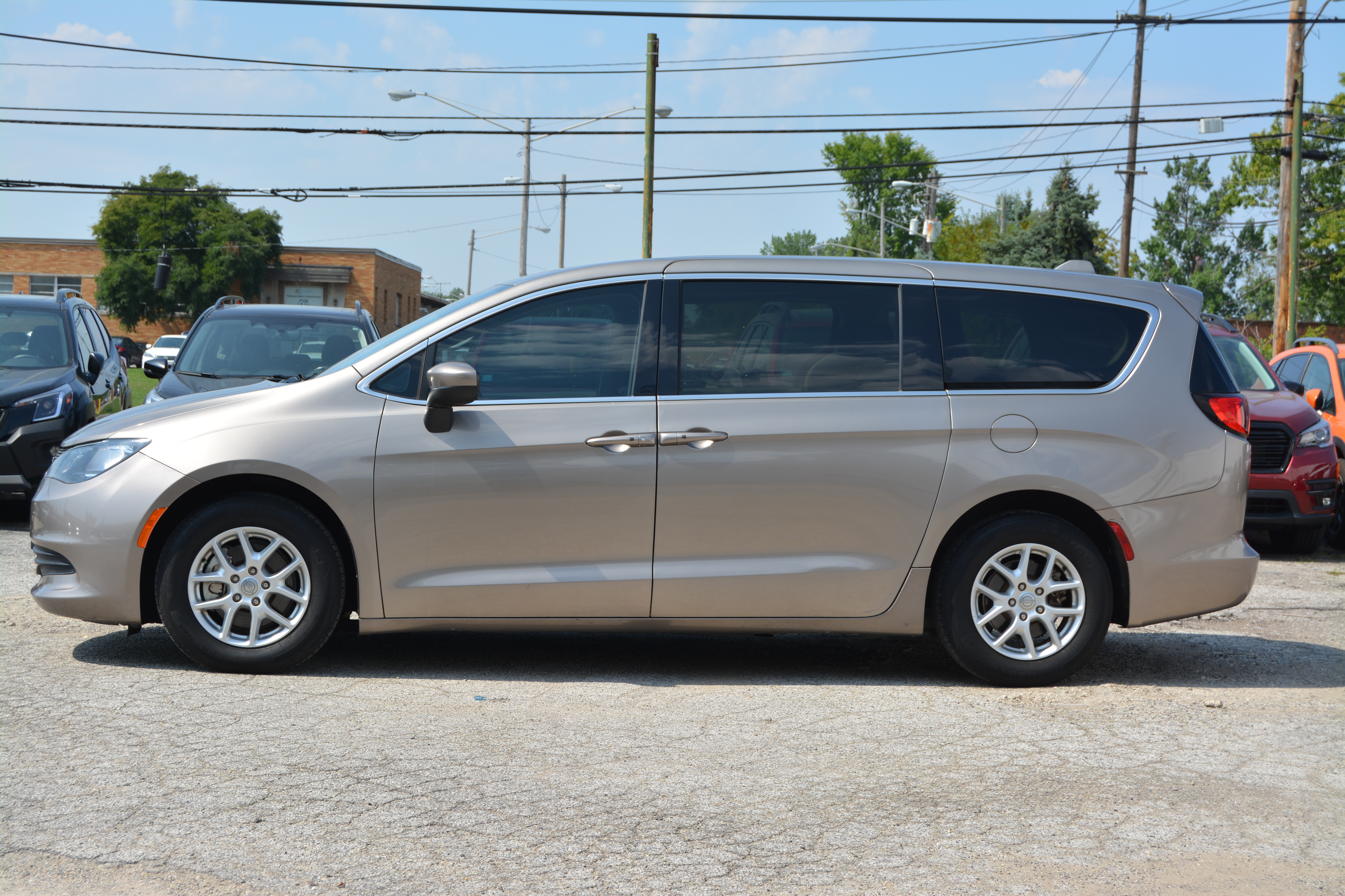 Used 2017 Chrysler Pacifica Touring FWD image 4